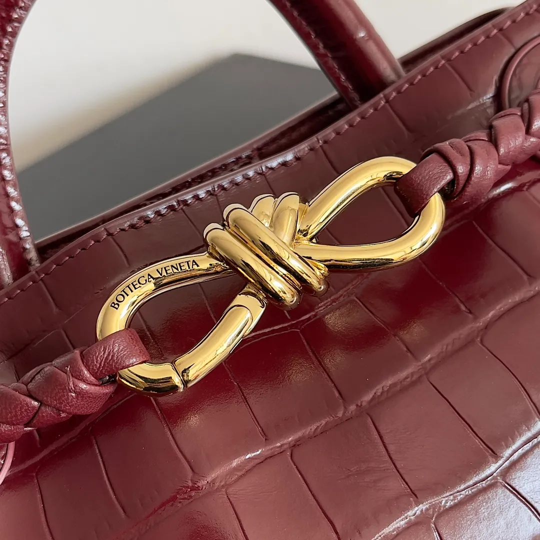 Batch 2880 BOTTEGA VENETA new women's crocodile leather ANDIAMO is shipped! ! ! As a classic model of the BV family, each innovation brings different surprises to fans. There are three ways to carry it with different makeup. Crocodile skin is called the gold in leather and is famous for its top luxury and rarity. During use, the luster of the crocodile skin will not fade or fade with time. No matter how long it is used, it will still remain new. And because each crocodile skin is different, the effect of each crocodile leather bag is different. Style number: 777614 Size: 22*9*15.5cm